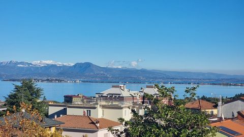 Desenzano del Garda, in central location convenient to the historic center and the station, we propose new modern penthouse within an elegant residential complex in energy class A2. The building with a beautiful swimming pool and communal garden is s...
