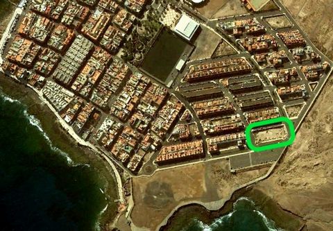 Century 21 guiniguada brings to the market a great investment opportunity.2,300m2 urban plot.It is located in the residential area of the old dock, Playa de Arinaga, Aguimes.Located in front of the sea on the first line, 100m from the new maritime pa...