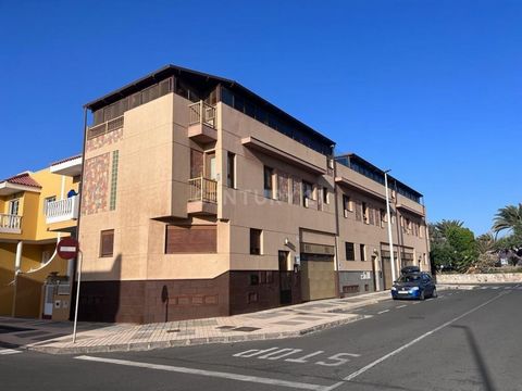 Corner triplex with excellent lighting located just 5 minutes from Arinaga Beach, close to all services. Distributed in 4 bedrooms, 4 bathrooms, master bedroom with balcony and private bathroom with jacuzzi, living room-office, air conditioning, filt...
