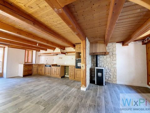 Located on the access to the resorts of St Martin de Belleville, Les Menuires, Val Thorens, this village house, completely renovated in 2021 and 2022, built on 2 levels is ideal for a first-time buyer, second home or people working in resort. - A liv...