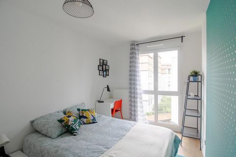 Room n°3 - 14m² - Located at the gates of Paris, this 90m² flat benefits from an ideal location, a stone's throw from the Roger Salengro Park and the Saint Ouen metro station. Several commodities are available nearby: shops, pharmacies, parks and res...