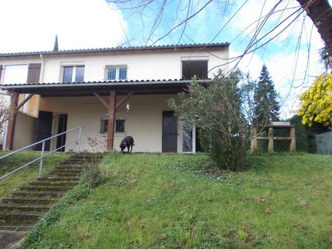 Sector of Cherves Richemont 10 minutes from Cognac with all amenities close, house 102 m2 from 1972 with a garage of 18 m2 on a plot of 942 m2 enclosed all around with trees in a quiet area. This offers you: an entrance hall opening onto a landing wi...