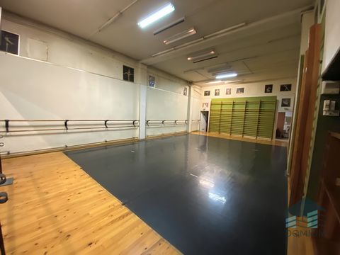 Sur une avenue principale de Béziers, Domium Groupe Immobilier vous propose à la vente les murs d'un local commercial d'environs 107m2. Occupé jusqu'à présent par une académie de danse, ce local demande quelques travaux pour une relocation ou pour un...