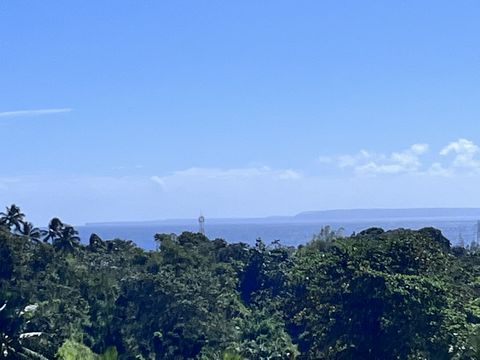 Terreno edificabile con vista mare in una tranquilla suddivisione sulle alture di Capesterre Belle-Eau. Questo terreno in pendenza ha un'impronta autorizzata del 50%. Si trova nel cuore di una graziosa suddivisione, a 5 minuti di auto dal villaggio d...