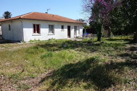 In a residential area of Virsac, single-storey house built in 1974 composed of a kitchen, a laundry room, a living room with fireplace, 4 bedrooms, a bathroom and a separate toilet. This house must be connected to the mains drain and requires a compl...
