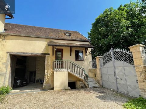 For sale Cotes des vins on the Village of Fixin, old house of 92m2, with large barn of 72m2 on the ground. Entrance serving kitchen and living room with fireplace, bathroom and toilet ind. Upstairs two large bedrooms with bathroom and toilet. Laundry...