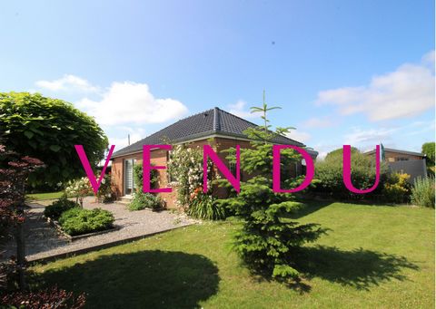 EXCLUSIVITY FLEURY IMMOBILIERTrès pretty bungalow in a green setting built on more than 1000m2 in the countryside of Bollezeele.This property offers an entrance hall, a spacious living room with open kitchen, equipped with two bedrooms, a bathroom wi...