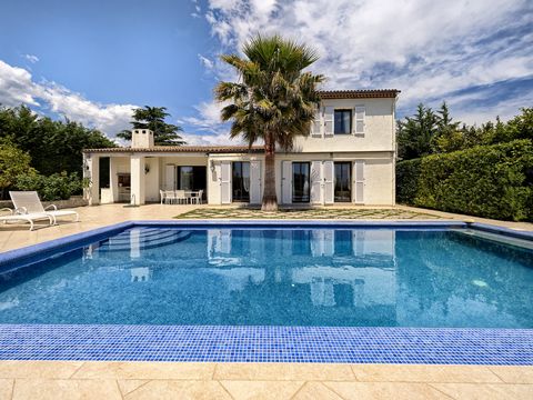 Very beautiful independent villa in the prestigious Domaine des Hauts de Vaurenier with sea view and absolute calm. Heated swimming pool, Jacuzzi, barbecue and garage. This house has the particularity of having a pretty planted garden on each side of...