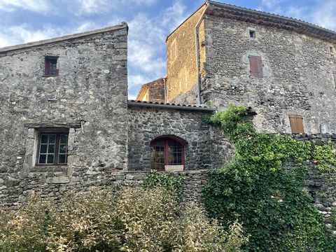 In a listed hamlet, 15 minutes from Anduze and Saint-Jean du Gard, this Cevennes house is located in the heart of the village, very close to the region's swimming spots. It offers a living area of 77m2 with an annex mezzanine area of about 20m2. It i...