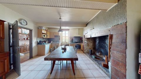 20 minutes from the airport, this village house with 4 bedrooms, garage and garden has everything to seduce you. Terracotta tiles, fireplace, high ceilings, and even half-timbering. You love the old, it's waiting for you. Features: - Terrace - Garden