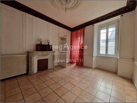 Cet appartement T2 d'environ 44 m² situé dans le cœur historique de Lamballe vous offre toutes les commodités à pieds et se trouve à seulement 15 minutes de la mer ! Situé au rez-de-chaussée, ce bien vous propose une pièce de vie avec cuisine ouverte...