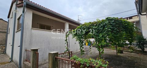 SVETI LOVREC, CASA COM QUINTAL GRANDE Oportunidade!!! Moradia isolada de 56 m2, 2 arrecadações em pedra de 25 m2 e jardim com uma área total de 653 m2. A casa é composta por um belo terraço fechado, corredor, quarto e cozinha e sala de jantar com sal...