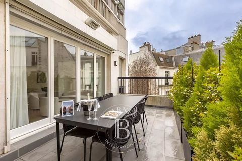 Paris 8 - Avenue Montaigne - 3-bedroom flat with terrace and Eiffel tower view. On the 6th floor of a building with a concierge on Avenue Montaigne, a 176 sq m flat - 164.7 sq m Carrez law- with a sunny 20 sq m terrace. It consists of a large bright ...