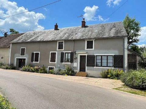 Exclusiviteit, Bourgondië, aan de poorten van de Morvan, sector LIERNAIS, tussen Saulieu en AUTUN, huis ongeveer 94 m² met bijgebouwen. Gelegen in een klein marktstadje met lokale winkels. Gedeeltelijk gerijpt in een kelder. Op de begane grond: entre...