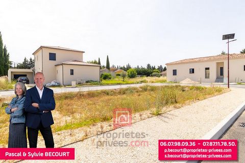 Pascal BECOURT vous propose à la vente ce terrain plat constructible de plus de 644m2. A l'entrée du village d'Aubignan, en campagne, un terrain à bâtir d'une surface de 644m², viabilisé. Eau du canal de Carpentras. Quartier résidentiel et dans un se...