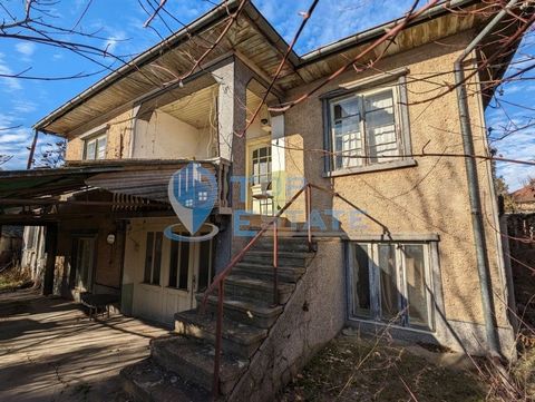 Top Estate Real Estate vi offre una casa con un ampio cortile, un pozzo e un garage nel villaggio di Klimentovo, situato a 3 km dalla città di Polski Trambesh, a 31 km dalla città di Pavlikeni e a 39 km dalla città di Veliko Tarnovo. La proprietà off...