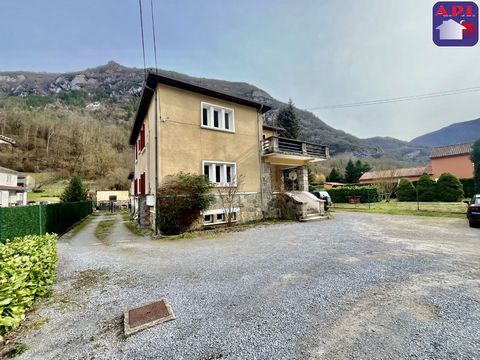 INVESTIMENTO! Bella casa caratteristica di circa 170 m², su un terreno di 2874 m², situata a 3 km dal centro della città di Tarascona. Questa casa è divisa in due appartamenti, al piano terra: Un appartamento T5 di 102 mq con terrazzo e posto auto, d...