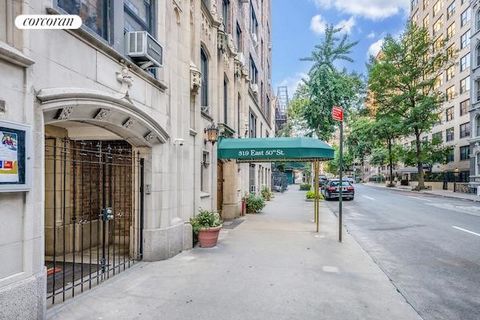 Le parfait Pied à Terre ! 319 E 50th apt 3D 365 000 $ Entretien : 1 142 $ Ce bijou de studio à l’étage bas orienté au sud donne sur une rue tranquille bordée d’arbres au cœur de Beekman. Il est situé dans un charmant immeuble d’avant-guerre avec asce...