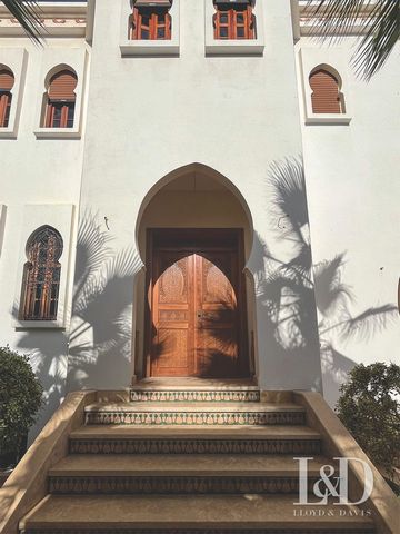 TYPISCHE AGADIR-FOUNTY RIAD De Marokkaanse geest en zijn knowhow komen perfect tot uiting in de architectuur en verfijnde inrichting van deze Riad van meer dan 400m² met tuin en zwembad. Gebouwd met traditionele kwaliteitsmaterialen (zellige, tadelak...