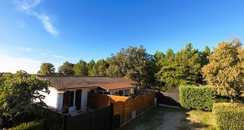 In a quiet and secure area of Arès on the Andernos-Les-Bains side, in a cul-de-sac on the edge of the pine forest, Propriétés-Privées presents this single-storey house with an area of 90m². 5 minutes by bike from the beaches and the city center, 100m...