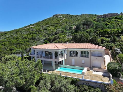 Hohe Korsika, prächtige Villa mit atemberaubendem Blick auf die Bucht von Calvi. Dieses Anwesen von 500 m2 mit 12 Zimmern ist harmonisch verteilt, um Komfort und Eleganz zu maximieren. Die Villa: 7 Schlafzimmer, jedes mit eigenem Duschbad, sorgen für...