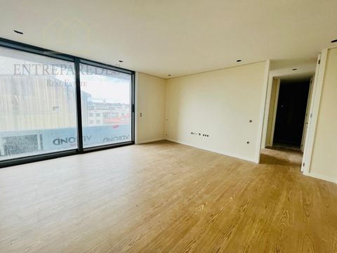 Nouvelle résidence privée dans le centre-ville d'Espinho. Appartements avec de grandes surfaces, des finitions de haute qualité et avec un design moderne et fonctionnel. Cet appartement situé au 0ème étage, dispose d'une place de parking. Le développ...