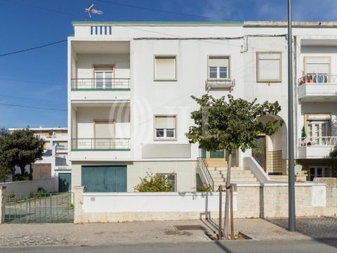 Immeuble en pleine propriété, à rénover et partiellement vacant, avec 414 m2 de surface de construction brute, sur un terrain de 375 m2, près du centre, à Faro, en Algarve. Le bâtiment se compose de trois étages, avec trois appartements indépendants,...