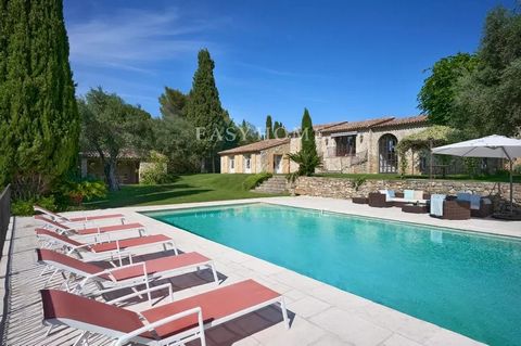 Villa Mougins Very prestigious area, in absolute calm and within walking distance of shops, magnificent property in a dominant position with a beautiful panoramic view of the hills, countryside and village of Mougins. Very large bastide of 380 m² wit...