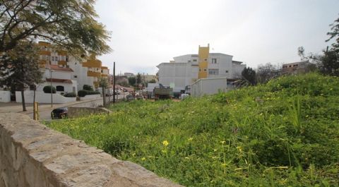 Occasion Unique d'acheter une parcelle de terrain dans le centre du Village de Ferragudo avec projet approuvé pour construire une AUBERGE de jeunesse avec 20 x chambres avec salle de bain et une piscine commune. Il se compose de trois étages, sous-so...