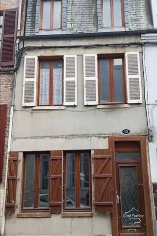 Maison de ville à finir de restaurer avec un couloir amenant à une cuisine de 12 m2, un séjour/salon de 13 m2, 2 chambres et une salle de bains au 1er étage, 2 autres chambres ou bureau / dressing, un grenier de 21 m2 ainsi qu'une cave. Une petite co...