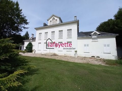 Lafayette immobilier vous propose: Une propriété de 270 m2 à quelques minutes de Saint Romain de Colbosc avec un parc de 5 220 m2. Datant de 1857, ce bien unique et authentique vous plongera dans l'Histoire locale. Disposant d'une entrée, une cuisine...