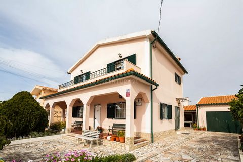 Charming 5-bedroom Villa in Casal Mourão, MafraThis villa offers exceptional sunlight exposure, providing ample brightness throughout. Furthermore, it boasts a view of the Sintra Mountain Range. Its barbecue area and traditional wood-fired oven becko...