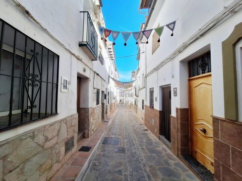 Êtes-vous à la recherche de la tranquillité, d’un environnement naturel et de vivre près de Malaga et de Marbella dans la Sierra de las Nieves ?~ Nous vous présentons cette belle maison de village, où vous pourrez profiter du silence, avec des voisin...