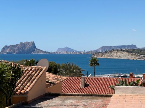 In het exclusieve gebied van Pla del Mar van Moraira, halfvrijstaande villa met 5 slaapkamers, op slechts ongeveer 400 m van de zee en 800 m van het stadscentrum. Prachtige zee en panoramisch uitzicht. Het is gelegen op een vlak ommuurd perceel. Tuin...