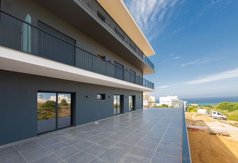 A MAIS VALIA DO IMÓVEL: Vende apartamento T2 novo, terraço privativo, vista de mar e inserido em condomínio fechado a menos de 1km do centro da Vila da Ericeira. DESCRIÇÃO DO IMÓVEL: - Hall de entrada com roupeiro - Sala e cozinha em open space - Var...