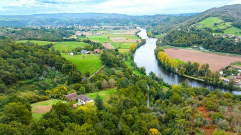 Dit prachtige pand met uitzicht op de rivier de Lot bestaat uit een woonhuis dat sinds 2017 volledig is gerenoveerd en op één niveau is georganiseerd, en verschillende bijgebouwen, waaronder een schuur van 200 m2 op twee niveaus die kan worden omgevo...