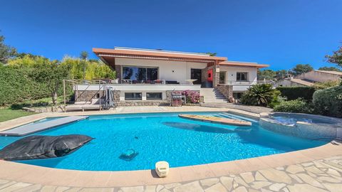 VILLA 9 PIECES AVEC PISCINE PROCHE MER A SAINT RAPHAEL BOULOURIS