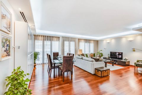 We present this elegant 3-bedroom apartment, located in the prestigious Colinas do Cruzeiro development in Odivelas, with features that make it unique. With 131 m² of gross private area and 108 m² of gross dependent area, this property offers you a l...