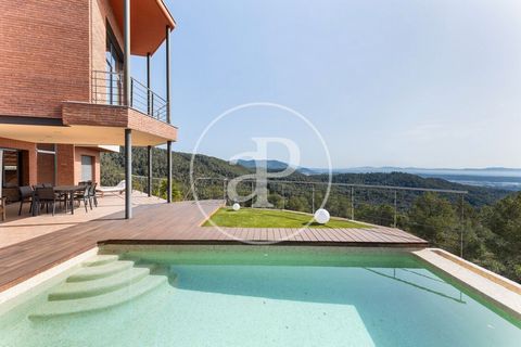 ESPECTACULAR CASA UNIFAMILIAR CON VISTAS EN MATADEPERA Espectaculares vistas desde esta increíble casa unifamiliar. AProperties les presenta esta magnífica propiedad a 2 minutos del centro de Matadepera, en donde se disfruta de una tranquilidad, sile...