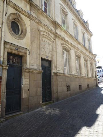 A vendre Pornic centre (44210) très bel appartement T2 dans immeuble classé face à l'église - Budget 311 970 euros honoraires agence inclus. Ce bien vous est proposé par Isabelle Mahéo de l'agence Propriétés Privées au 06 48 89 70 46. Situé au coeur ...