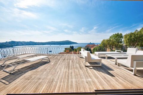 Utsikten över havet och citadellet i Villefranche är helt enkelt fantastisk. Funktionerna är helt enkelt beundransvärda och finishen är av oöverträffad lyx. Villefranche sur Mer, nära citadellet och Gamla stan, vackert renoverad takvåning inredd av e...