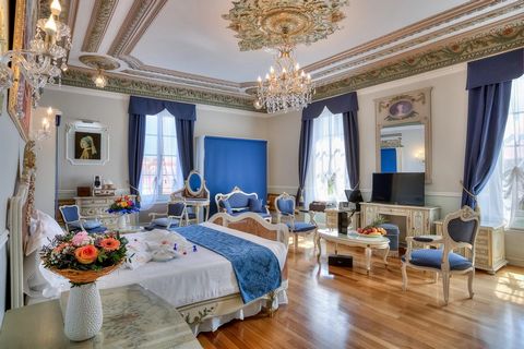 Discover this sumptuous 130 sqm apartment, ideally located on the top floor of a historic neo-classical palace dating back to 1856, classified as a cultural heritage site. Overlooking the famous Place Masséna, a true jewel of the French Riviera, this...