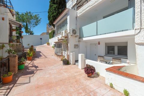 Dit appartement is het perfecte toevluchtsoord voor diegenen die de rust van de buitenwijken van Torremolinos willen combineren met de nabijheid van de bruisende kust. Gelegen in een rustige woonwijk, is het ideaal voor koppels of kleine gezinnen die...