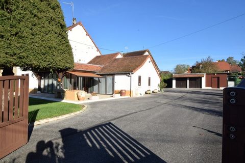 A 9 kilomètres au Sud de LONS LE SAUNIER, dans la commune de TRENAL, cette ancienne maison de village, mitoyenne sur une face (mitoyenneté non gênante) ne manque pas d'arguments pour vous séduire! Cette propriété, très entretenue, propose plus de 175...