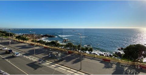 Five-bedroom duplex with stunning views on the seafront. The flat, located on the exclusive Avenida do Brasil in Porto, allows you to enjoy a lifestyle in harmony with nature, providing moments of leisure and encouraging physical activity and walks a...