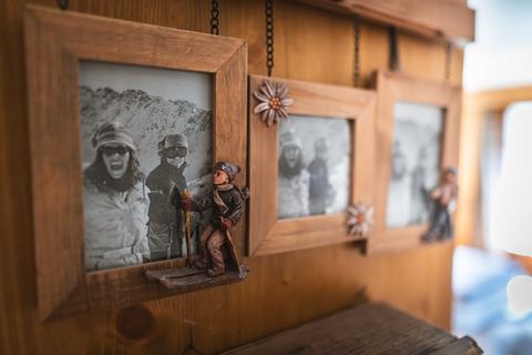 Dieses Apartment verkörpert perfekt die warme Atmosphäre und den typischen Charme, den man von einem Skigebiet erwartet. Seine ideale Lage in der Nähe des Stadtzentrums von Megève macht es zum perfekten Ausgangspunkt für einen unvergesslichen Aufenth...