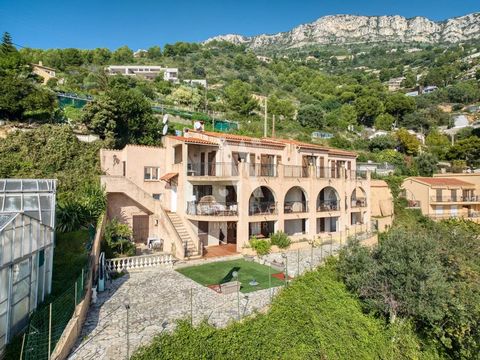 Eze - Nichée sur les hauteurs de Èze, au calme, vue mer, et à quelques minutes de Monaco, cette lumineuse villa d'exception de 457 m² sur 3 étages, est composée de trois spacieux appartements de 4 pièces, et deux studios indépendants. À l'extérieur, ...