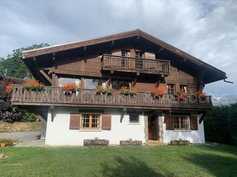 Schöner Blick auf den Mont-Blanc für dieses traditionelle Chalet von ca. 192 m² Wohnfläche, in gutem Zustand, seine Komposition auf drei Ebenen bietet einen geselligen Wohnraum. Eine große Balkonterrasse Süd-Ost-Südwest in einer Ecke, die einen schön...