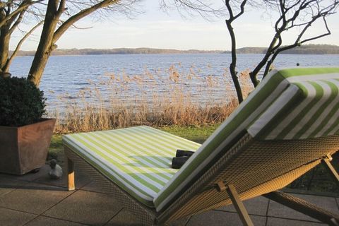 Zonovergoten halfvrijstaande woning met directe toegang tot de Kellersee. De woning ligt op een parkachtig schiereiland - zonder openbare paden.