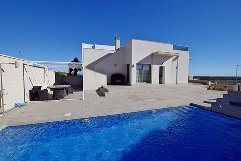 Luxusvilla mit toller Aussicht zwischen Villamartín und San Miguel. Geräumige, halbneue Villa zwischen San Miguel und Villamartín. Das Haus hat zwei Etagen. Der Wohnbereich verteilt sich auf einer Etage und verfügt über 3 Schlafzimmer, 2 Badezimmer, ...